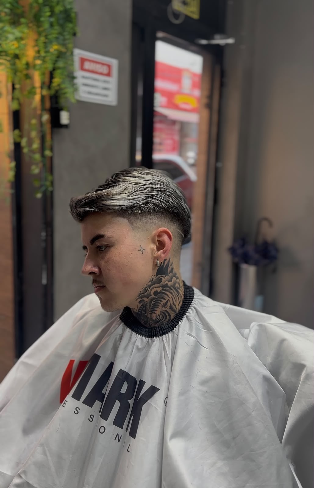 Cabelo masculino com luzes platinadas