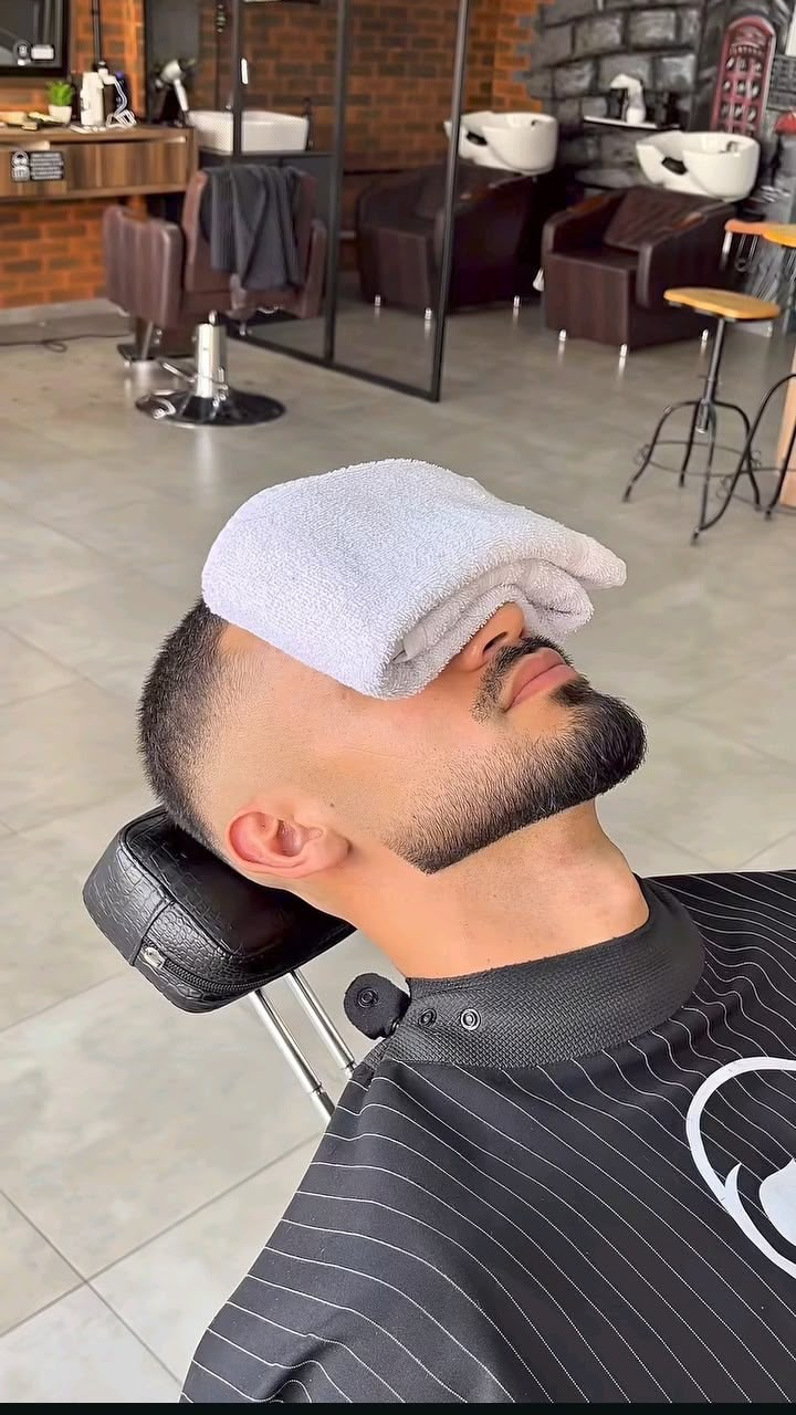 Barba feita na navalha no Studio 23